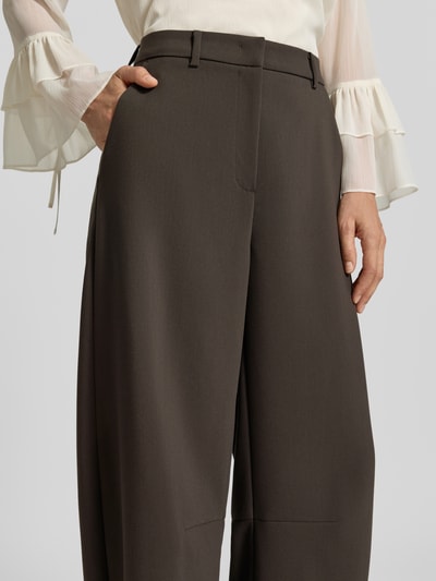 Frauenmodel trägt Barrel Leg Hose mit Viskose-Anteil von CAMBIO, einfarbig, Barrel Fit, Webware, Pattentaschen, Nahaufnahme Oberkörper.