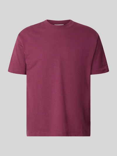 Produktfoto, dunkelrotes Relaxed Fit T-Shirt aus reiner Baumwolle von Marc O'Polo DENIM, glatte Struktur, neutraler Hintergrund.