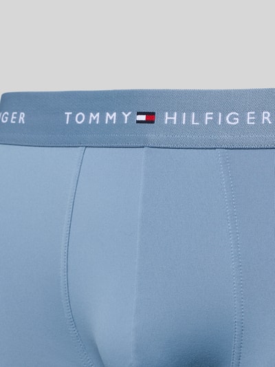 Männermodel trägt Boxershorts mit elastischem Bund mit Logo-Intarsien im 3er-Pack von Tommy Hilfiger, unifarben, Nahaufnahme Oberkörper.