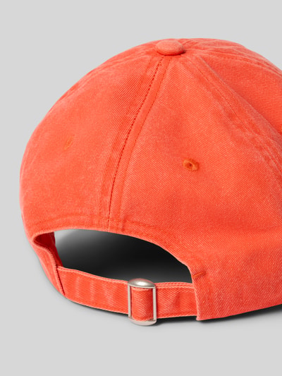Produktfoto, orangefarbene Basecap mit Statement-Stitching von Jake*s Casual aus reiner Baumwolle, verstärkter Schirm, verstellbarer Riegel an der Rückseite, eingestickte Luftlöcher, strukturierte Oberfläche