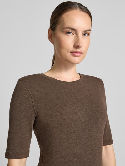 Vrouwenmodel draagt bruin t-shirt met wol, Slim Fit T-Shirt met Woll-Anteil model 'Sorela' van OPUS, Dames T-Shirt, close-up bovenlichaam.