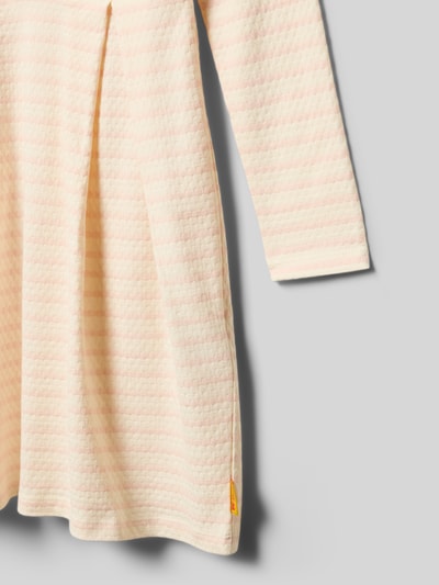 Produktfoto, Regular Fit Kleid mit Logo-Stitching von Steiff aus elastycznego bawełnianego materiału, kremowy odcień, strukturalny wzór, długi rękaw, okrągły dekolt, zakładki, krój regular fit, długość tyłu 65 cm, długość rękawa 45 cm w rozmiarze 116