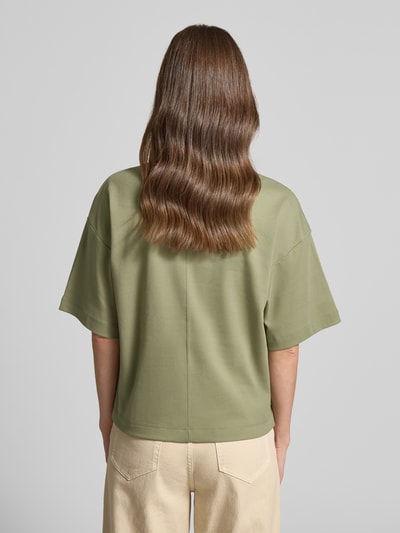 Vrouwenmodel draagt Oversized T-shirt uit puur katoen van s.Oliver RED LABEL, look: effen kleuren, oversized fit, logo-applicatie, ronde hals, korte mouw, jersey materiaalverwerking, Ganzkörperansicht Rückansicht.