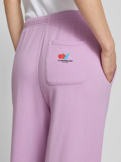 Vrouwenmodel draagt sweatpants met elastische band model 'ATUBAY' van American Vintage, mix van katoen en elastaan, wide leg, dames, tunnelkoord, binnenbeenlengte maat M 70 cm, detailopname rugaanzicht.