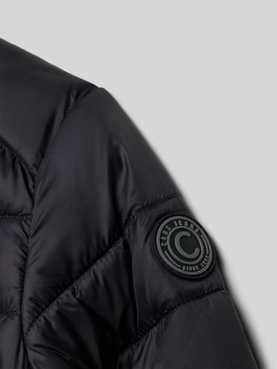 Produktfoto, schwarze Regular Fit Jacke in Stepp-Optik Modell 'Stinger' von CARS JEANS mit Logo-Patch, glatte Oberfläche, Detailaufnahme.
