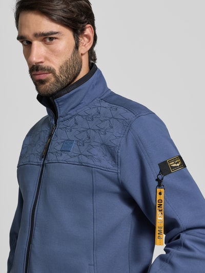 Männermodel trägt PME Legend Sweatjacke mit Reißverschlusstaschen, Stehkragen, Baumwoll-Mix mit Stretch-Anteil, Regular-Fit, Nahaufnahme Oberkörper.