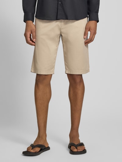 Männermodel trägt Slim Fit Chinoshorts aus Baumwoll-Mix von Tom Tailor in Beige mit feinem Webmuster, Twill-Optik, Eingrifftaschen, Ganzkörperansicht von vorne.