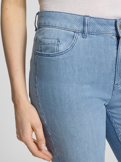 Frauenmodel trägt Slim Fit Jeans mit Eingrifftaschen von Christian Berg Woman in Blau-Weiß mit feinen Streifen, Baumwoll-Mix, Nahaufnahme Oberkörper.