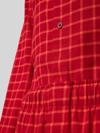 Männermodel trägt Pyjama mit Knopfleiste von Calvin Klein Underwear aus reiner Baumwolle im karierten Muster, Detailaufnahme.