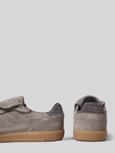 Produktfoto, Sneakersy z wiązaniem z naturalnej skóry od ALOHAS, fakturowana podeszwa, detal z logo, zaokrąglony czubek, kolor szary. Wysokość obcasa 2 cm, cholewka 6 cm, szerokość cholewki 7 cm.