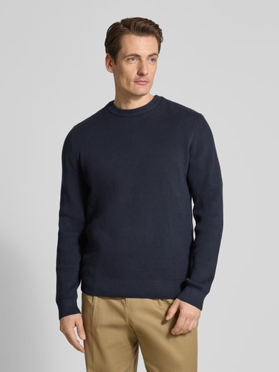 Männermodel trägt Relaxed Fit Strickpullover mit Rundhalsausschnitt von Lindbergh in Dunkelblau, Ripp-Optik, Ganzkörperansicht von vorne.