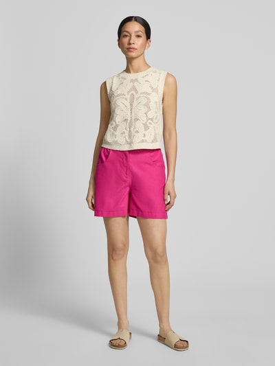 Frauenmodel trägt Damen Shorts mit elastischem Bund Modell 'KATE' von ICHI in Pink, Baumwoll-Mix mit Stretch-Anteil, Regular-Fit, Eingrifftaschen, Ganzkörperansicht von vorne.