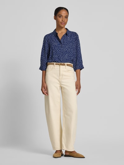 Frauenmodel trägt Regular Fit Bluse aus Viskose mit 3/4-Arm Modell 'Bono' von LOLLYS LAUNDRY mit Allover-Look und Hemdblusenkragen, Ganzkörperansicht von vorne.