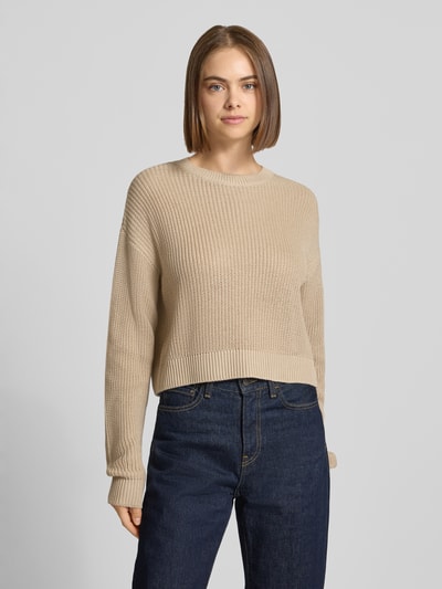Modelka kobieca nosi Relaxed Fit Pullover aus Baumwoll-Mix Modell 'Maysa' od NOISY MAY®, beżowa dzianina, okrągły dekolt, widok całej sylwetki z przodu.