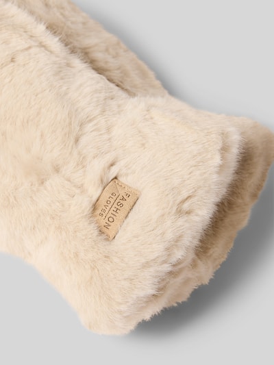 Produktfoto, Handschuhe aus Kunstfell mit Label-Detail von Kurt Beines, damskie rękawiczki, futro sztuczne, jednolity kremowy kolor, detal z logo, Fäustlinge