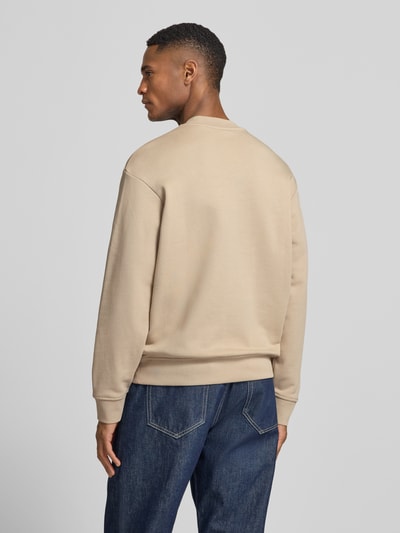Männermodel trägt Sweatshirt mit Logo-Print und Rundhalsausschnitt von ARMANI EXCHANGE aus reiner Baumwolle, Loose-Fit, Rückenansicht.