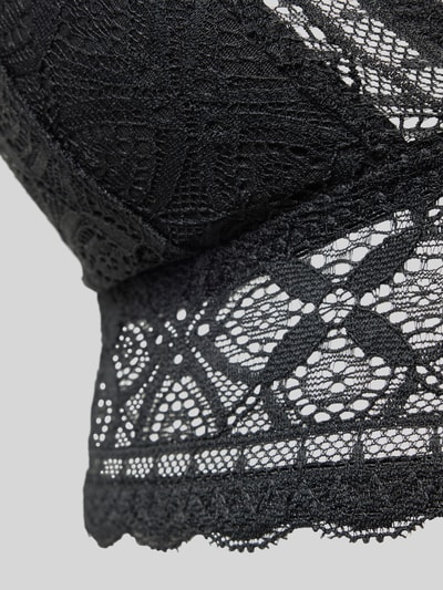 Produktfoto, BH mit Spitzendetails von Jake*s Casual in Schwarz mit filigraner Spitze und feiner Musterstruktur vor grauem Hintergrund