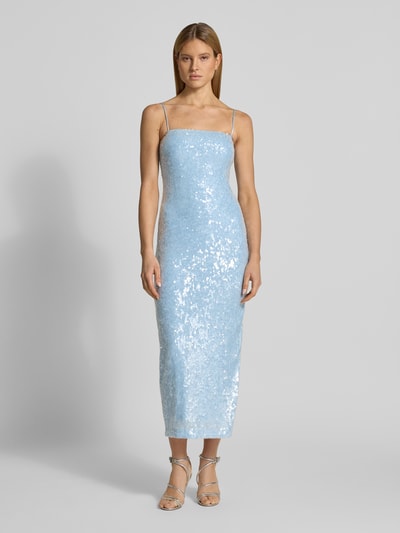 Modelka kobieca ma na sobie Cocktailkleid mit Paillettenbesatz und Spaghettiträgern von Jake*s Cocktail, jasnoniebieski materiał z połyskującymi cekinami, prostokątny dekolt, długi krój, krój slim fit, boczny zamek, długość tyłu w rozmiarze 36: 130 cm, szerokość w rozmiarze 36: 38 cm, przód, zdjęcie całej sylwetki