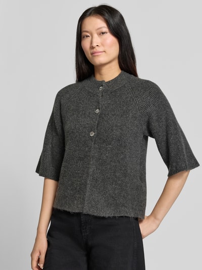 Vrouwenmodel draagt Cardigan met 1/2-mouw model 'OTAJA' van b.young, regular fit, materiaal-mix met wol, rond hals, knoopsluiting, donkergrijs, halve mouw, textuur met fijne rib, bovenlichaam close-up.