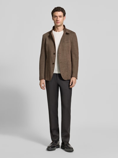 Männermodel trägt Slim Fit Sakko mit Woll-Anteil Modell 'Hypetar' von JOOP! COLLECTION in Braun, strukturierte Oberfläche, Ganzkörperansicht von vorne.