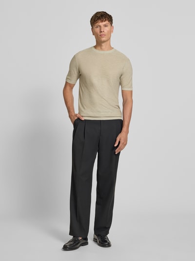 Mannelijk model draagt T-shirt uit mix van linnen en viscose met ronde hals van Antony Morato, slim fit, ribboordjes, ruglengte maat M 71 cm, volledige vooraanzicht.