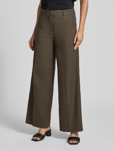 Kobieta prezentuje Leinenhose mit Eingrifftaschen Modell 'ADRIENNE' von Cambio, mieszanka lnu i bawełny, wpuszczane kieszenie, luźny krój, zapięcie na guzik i zamek błyskawiczny, długość wewnętrzna nogawki 83 cm, szerokość w rozmiarze 36: 44 cm, widok całej sylwetki z przodu.