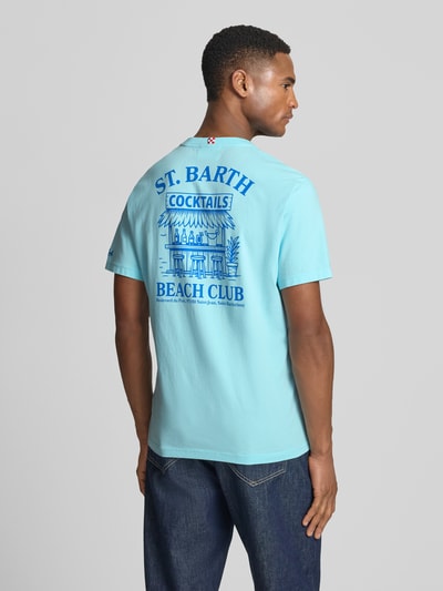 Męski model nosi T-Shirt mit Label-Prints Modell 'PORTLAND' od MC2 Saint Barth z bawełny, krój regular fit, niebieski z nadrukiem logo z przodu i z tyłu, wyhaftowane logo na rękawie, okrągły dekolt, długość tyłu w rozmiarze M: 67 cm, widok całych pleców