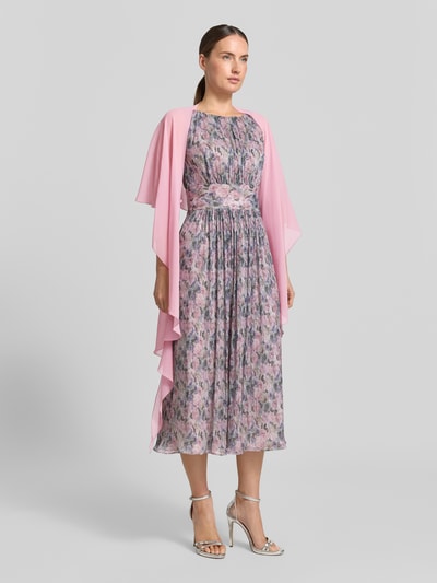 Frauenmodel trägt Relaxed Fit Cocktail-Jacke in semitransparentem Design von Vera Mont, semitransparente Optik, V-Ausschnitt, Knopfverschluss, Halbarm, zartes Rosa trifft auf fließende, glatte Textur, Ganzkörperansicht von vorne.