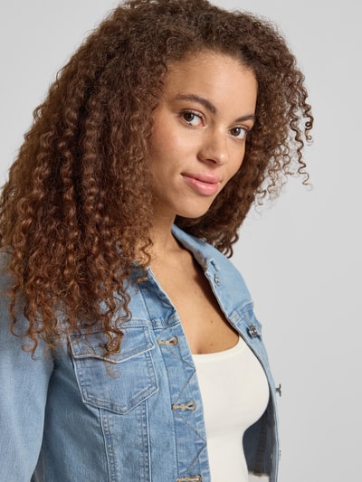 Vrouwenmodel draagt Slim Fit Jeansjacke aus Baumwoll-Mix Modell 'WONDER' van Only in denimlook met borstzakken, mix van katoen, detailopname bovenlichaam.