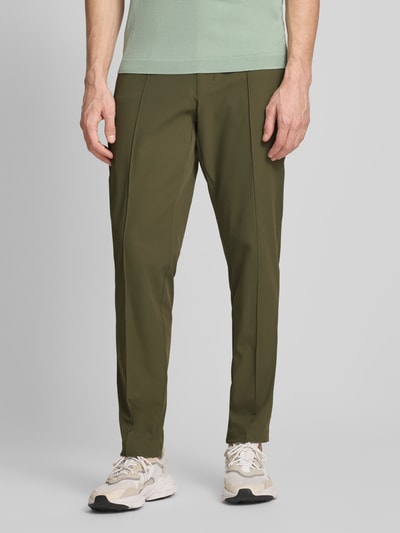 Mannenmodel draagt Regular Fit broek met persplooien model 'PS SPIRIT70' van BOSS Green X PORSCHE, look: effen, stretch, labelopschrift, riemlussen, knoop- en ritssluiting, materiaalverwerking: stretch. Detailopname onderlichaam.