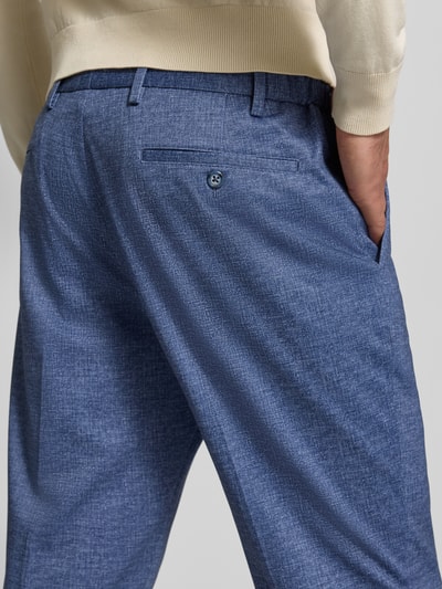 Männermodel trägt Straight Fit Anzughose mit Viskose-Anteil Modell 'Rick' von Pierre Cardin in Blau mit Gesäßtasche, Detailaufnahme Rückenansicht. Elastischer Material-Mix, Bügelfaltenstruktur gut erkennbar.