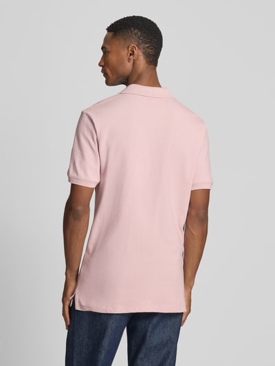 Männermodel trägt Slim Fit Poloshirt mit Label-Stitching von GAP in Rosé, Baumwoll-Elasthan-Mix, Rückenansicht, Ganzkörperansicht Rückansicht.