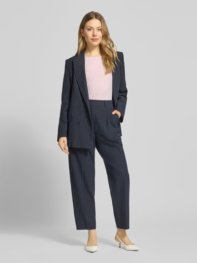 Frauenmodel trägt Top mit Rundhalsausschnitt von Christian Berg Woman Selection in Hellrosa, kombiniert mit dunklem Blazer und Hose, Ganzkörperansicht von vorne.