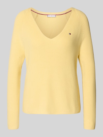 Produktfoto, Regular Fit Strickpullover aus reiner Baumwolle von Tommy Hilfiger, żółty, gładka tekstura, dekolt w serek, logo, długi rękaw, raglan, bawełna, dzianina prążkowana
