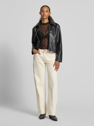 Vrouwenmodel draagt Slim Fit shirt met lange mouwen met all-over motief model 'JESHI' van PIECES, Dames, volledig frontaal.