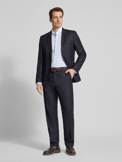 Männermodel trägt Regular Fit Business-Hemd mit Kentkragen von ETERNA, bawełna, krój regular fit, długość tyłu 79 cm, ganzkörperansicht von vorne.