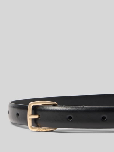 Produktfoto, schwarzer Gürtel aus Echtleder mit goldfarbener Gürtelschnalle, glatte Textur, Gürtel aus echtem Leder Modell 'ESSENTIAL BUCKLE 20MM' von CK Calvin Klein, Damen Gürtel