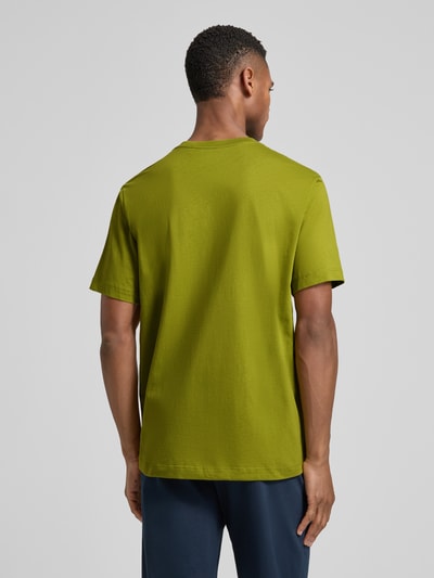 Männermodel trägt Relaxed Fit T-Shirt mit Rundhalsausschnitt von Schiesser, Herren T-Shirt aus Reine Baumwolle, Kurzärmelig, Rückenlänge 69 cm, Ganzkörperansicht Rückansicht.