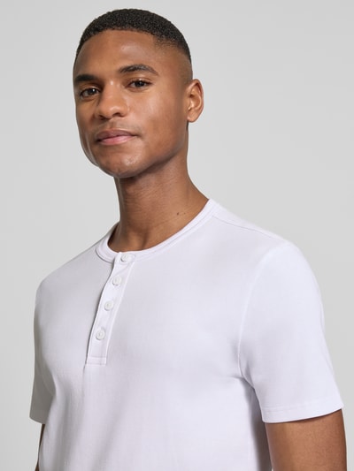 Mannelijk model draagt Regular Fit T-Shirt uit katoenmix van JAKE*S STUDIO MEN, Henley-hals, korte mouwen, licht van kleur, detailopname bovenlichaam.
