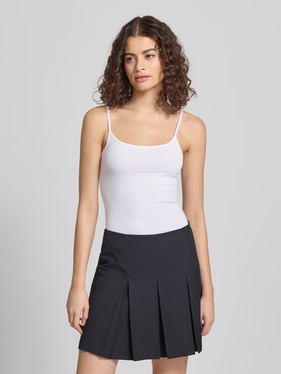 Modelka nosi Slim Fit Top mit Spaghetti-Träger von Review z elastycznego miksu bawełny, krój slim fit, regulowane ramiączka, długość tyłu S: 46 cm; przód, ujęcie całej sylwetki.