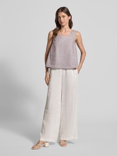 Frauenmodel trägt Blusentop aus Leinen-Mix mit breiten Trägern von MM by Max Mara, lockere Passform in Grau, Rundhalsausschnitt, Ganzkörperansicht von vorne.