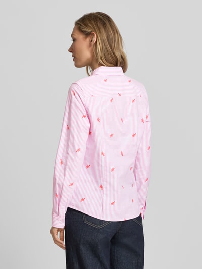 Frauenmodel trägt Regular Fit Bluse im Allover-Look von Christian Berg Woman aus Reine Baumwolle mit Hemdblusenkragen und Knopfleiste, Rückenlänge bei Größe 36 63 cm, Ärmellänge 62 cm, hellrosa mit roten Details, Ganzkörperansicht Rückansicht.