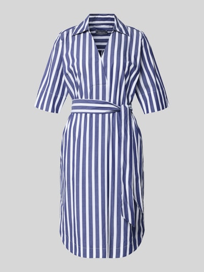 Produktfoto, Knielanges Hemdblusenkleid mit Bindegürtel von WHITE LABEL, bawełna, krój prosty, długość do kolan, kołnierz koszulowy, dekolt w serek, pasek wiązany, długość tyłu w rozmiarze 36: 102 cm, szerokość w rozmiarze 36: 53 cm, długość rękawa w rozmiarze 36: 33 cm, biało-granatowe pionowe pasy, gładka struktura