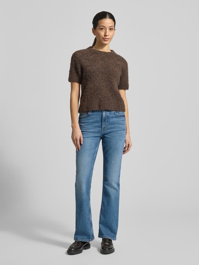 Frauenmodel trägt Bootcut Jeans aus Baumwoll-Mix Modell 'KIRUNA' von Marc O'Polo, stylizowana na denim, krój bootcut, wysoki stan, naszywka z logo, nity, szlufki na pasek, szwy w kontrastowym kolorze, zapięcie na guzik i ukryty zamek błyskawiczny, 5 kieszeni, mieszanka bawełny, całkowity widok z przodu