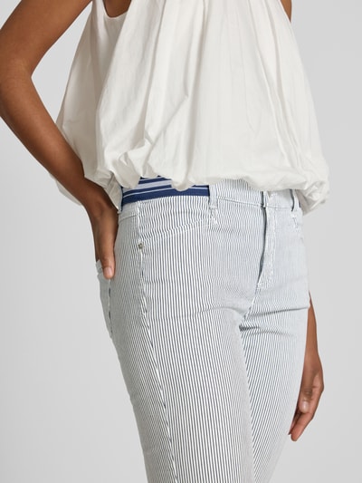 Frauenmodel trägt Caprihose im Allover-Look Modell 'Anna' von Angels aus Baumwoll-Mix mit Stretch-Anteil, Slim-Fit, Nahaufnahme Oberkörper.