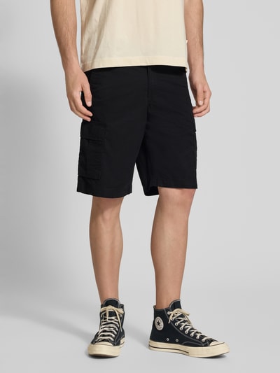 Männermodel trägt Shorts mit Cargotaschen Modell 'COLE MATTY' von Jack & Jones aus Reine Baumwolle, Regular-Fit, Ganzkörperansicht von vorne