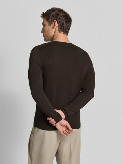 Męski model trägt bluzka z długim rękawem z bawełny o kroju regular fit, Model 'Irmino' von DRYKORN, imitacja dzianiny, okrągły dekolt, długość tyłu 68 cm, długość rękawów 67 cm, kolor ciemnobrązowy, gładka tekstura, ganzkörperansicht rückansicht.