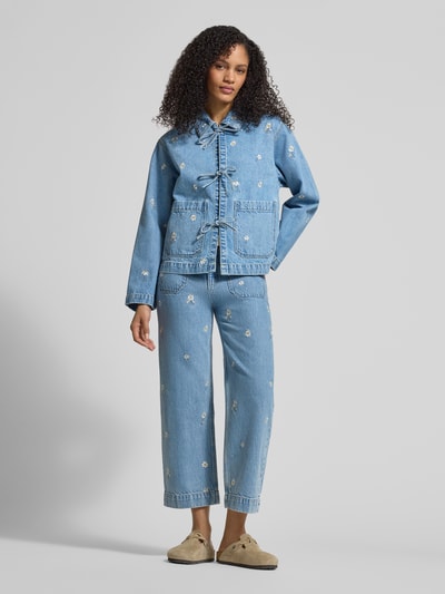 Frauenmodel trägt Jeans in verkürzter Passform mit Stitchings von Jake*s Casual, hellblauer Denim mit Stickereien, Eingrifftaschen, gerader Schnitt, Ganzkörperansicht von vorne.
