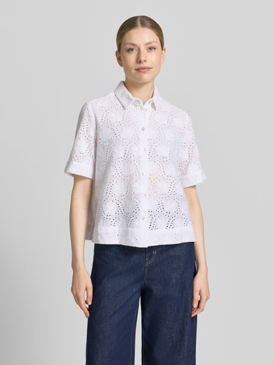 Frauenmodel trägt Bluse mit Lochstickerei und Hemdblusenkragen von Christian Berg Woman aus Reine Baumwolle, Straight Fit, Frontansicht, Nahaufnahme Oberkörper.
