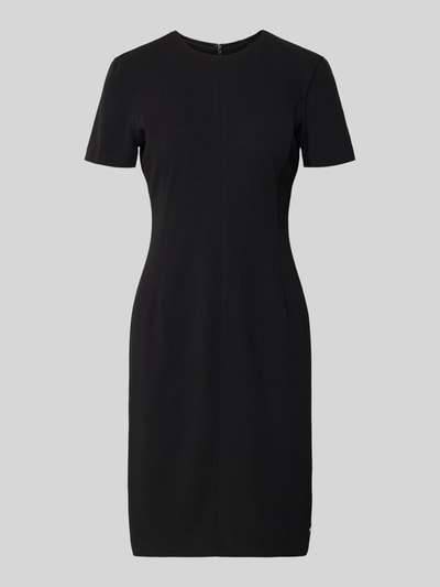 Produktfoto, Knielanges Etuikleid mit Rundhalsausschnitt von Calvin Klein Womenswear, czarna mieszanka materiałów z dodatkiem streczu, prosty krój, długość do kolan, okrągły dekolt, długość tyłu w rozmiarze S: 92 cm, szerokość w rozmiarze S: 43 cm, długość rękawów w rozmiarze S: 19 cm